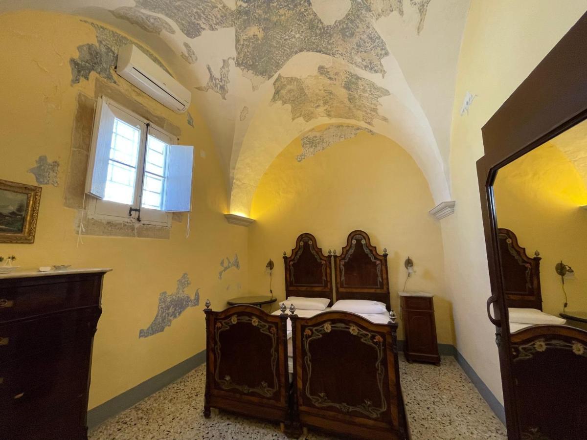 Palazzo De Carlo E Il Parco Dei 7 Pozzi Bed & Breakfast Lecce Eksteriør bilde