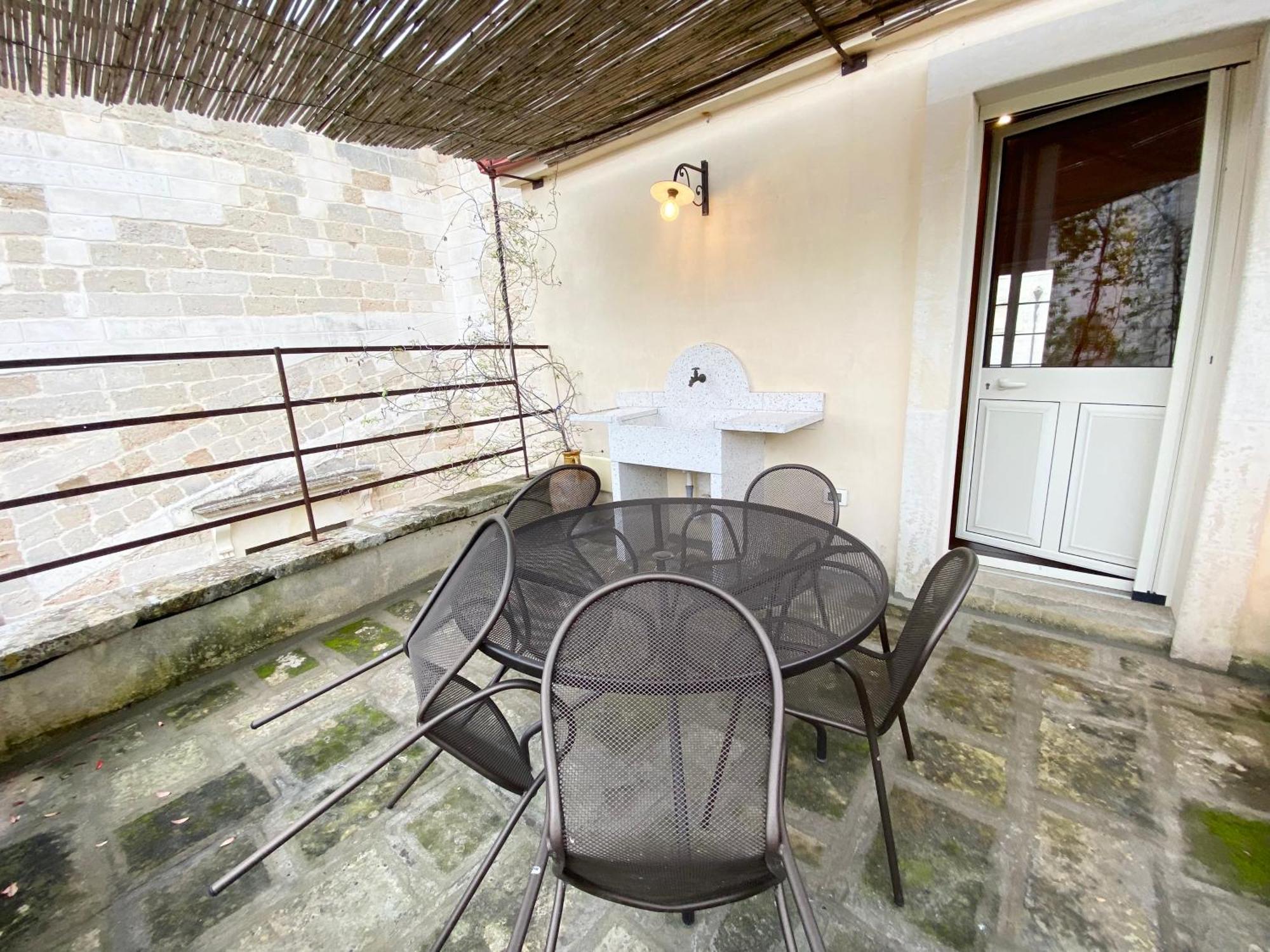 Palazzo De Carlo E Il Parco Dei 7 Pozzi Bed & Breakfast Lecce Eksteriør bilde