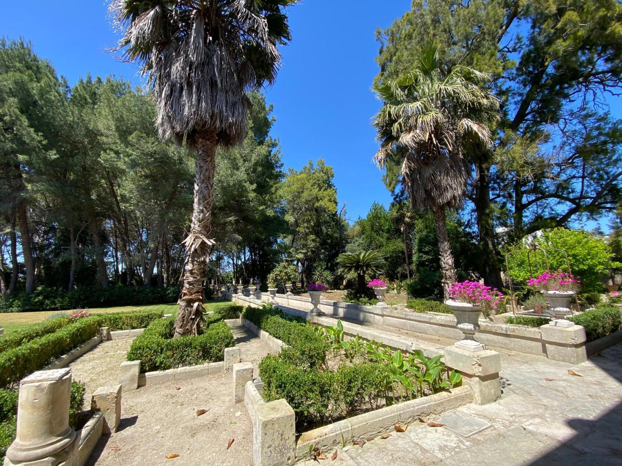 Palazzo De Carlo E Il Parco Dei 7 Pozzi Bed & Breakfast Lecce Eksteriør bilde